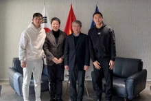L'ambassadeur du Vietnam en République de Corée, Nguyên Vu Tùng (2e à droite), avec le dirigeant du Club de football Cheonan City (2e à gauche ) et deux jeunes footballeurs vietnamiens. Photo : VNA.