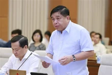 Le ministre vietnamien du Plan et de l’Investissement, Nguyên Chi Dung, devant le Comité permanent de l’Assemblée nationale, à Hanoi, le 9 mai. Photo : VNA.