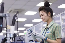 Une ouvrière travaillant dans une usine de Samsung au Vietnam. Photo : viez.
