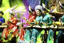 Lors du programme artistique “Printemps du pays natal 2023”. Photo : VNA.