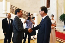 Le Vice-Premier ministre vietnamien, Trân Luu Quang (à gauche) et le Secrétaire du Parti communiste chinois pour le Yunnan, Wang Ning. Photo : VGP.