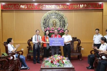 Des Vietnamiens d’outre-mer visitent la 4e zone navale