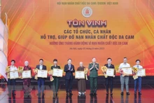 Le Vice-Premier ministre Trân Hông Hà et le général Nguyên Van Rinh, président de l'Association vietnamienne des Victimes de l'agent orange/dioxine, décernent des satisfecits aux bienfaiteurs. Photo : AVI.