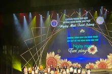 La ministre de la Santé et les dirigeants remettent des cadeaux aux patients atteints de cancer dans le cadre du programme. (Photo: Vietnam+)