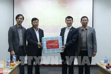 Le président du comité d’administration de la zone économique de Hai Phong, Lê Trung Kiên (deuxième, gauche) et les représentants du parc industriel Nomura Hai Phong. Photo: Hoang Ngoc/VNA