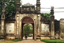 Le porte du village de Nom, est considérée comme l'une des plus belles portes de village du Nord. Photo: hungyentv.vn
