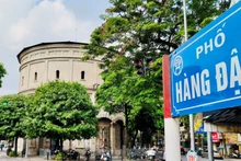 Le château d’eau de Hàng Dâu est situé au croisement des rues Hàng Than, Hàng Luoc, Hàng Giây, Hàng Dâu, Quan Thanh et Phan Dinh Phùng. Photo : Tiênphong.