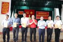 La délégation a offert des livres aux soldats en mission sur l' île de Song Tu Tây. Photo : Thu Hoa.