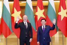 Le Président de l'Assemblée nationale bulgare, Rossen Dimitrov Jeliazkov (à gauche) et son homologue vietnamien, Vuong Dinh Huê (à droite). Photo : VNA.