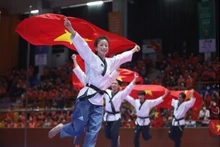 Des Taekwondoistes vietnamiens se réjouissent de remporter une médaille d’or dans le cadre des SEA Games 31, le 16 mai 2022. Photo : VNA.
