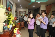 La ministre de la Santé Dào Hông Lan (1er plan, à partir de la gauche) rend hommage à la doctoresse et héroïne morte pour la Patrie, Dang Thuy Trâm. Photo : Journal Santé et Vie.