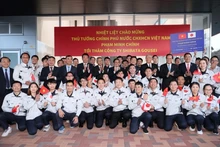 Le Premier ministre vietnamien, Pham Minh Chinh, avec des travailleurs vietnamiens travaillant à la Shibata Gousei Joint Stock Company, au Japon. Photo : VNA. 
