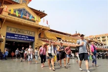 Les touristes internationaux visitent le marché de Binh Tây à Hô Chi Minh-Ville (au Sud du Vietnam). Photo : VNA.