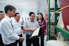 Le PM Pham Minh Chinh rend visite à des enfants handicapés de Bên Tre. Photo : VNA.