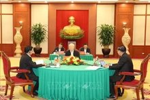 Le Secrétaire général du Parti communiste vietnamien (PCV), Nguyên Phu Trong (au milieu), le Président du Parti du Peuple cambodgien (PPC), Hun Sen, et le Secrétaire général du Parti révolutionnaire populaire lao (PRPL), Thongloun Sisoulith. Photo : Tri Dung/TTXVN.