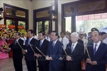 Le président Vo Van Thuong et les anciens dirgeants du Parti et de l'État rendent hommage au président Tôn Duc Thang. Photo: AVI