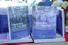 Livre « Combats pour paix au Vietnam ». Photo : VNA.