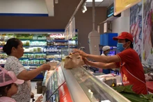 Le porc, le poisson et les produits de la mer sont emballés dans des sacs en papier kraft. Photo: NLD