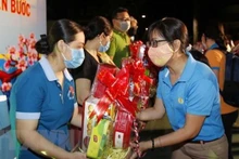 Cadeaux aux personnes dans le besoin. Photo: VNA