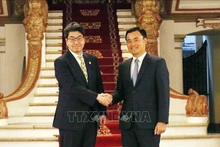 Le vice-président du Comité populaire de Hô Chi Minh-Ville, Bùi Xuân Cuong (à droite) et Hayashi Nobumitsu, gouverneur de la Banque japonaise pour la coopération internationale. Photo : VNA.