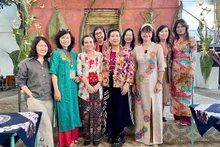 Les 10 peintres vietnamiennes dont les œuvres y sont exposés. Photo : SGGP