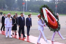 Le Secrétaire général et Président chinois Xi Jinping rend hommage au Président Hô Chi Minh. Photo : VNA.