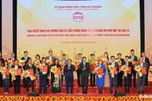 Remise de 27 certificats d’investissement et protocoles de coopération à des investisseurs nationaux et étrangers à Hai Duong. Photo: baohaiduong