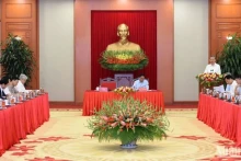 Le secrétaire général du Parti communiste du Vietnam (PCV), To Lam, travaille avec le sous-comité socio-économique pour le 14e Congrès national du PCV. Photo : NDEL.