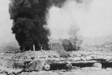 Le 16 mars 1954, l'avion de l’ennemi à l'aéroport de Muong Thanh détruit par notre artillerie de 105 mm dès le premier coup de feu. Photo : Maison d’édition Thông Tân.