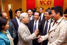 Photo: Le Secrétaire général du Parti communiste du Vietnam, Nguyên Phu Trong, rencontre les représentants de la communauté des affaires et des entrepreneurs lors d’une séance de travail avec la Chambre de Commerce et d’Industrie du Vietnam (VCCI), le 17 décembre 2011.