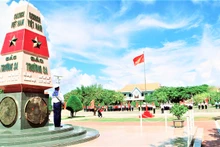 Une délégation des Vietnamiens résidant à l'étranger rend visite aux officiers, aux soldats et aux habitants du district insulaire de Truong Sa. Photo : L'Association VKBIA.