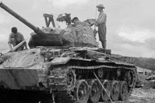 Le 19 mars : des armes et des véhicules militaires, dont beaucoup de l'armée américaine, ont été détruits ou capturés par nos troupes, sur le front de Diên Biên Phu. Photo : VNA.
