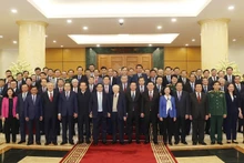 Le Secrétaire général du Parti Nguyên Phu Trong (au milieu du 1er rang) et d’autres dirigeant du Parti et de l’Etat, membres du sous-comité des documents du XIVe Congrès national du Parti, posent pour une photo de groupe. Photo : VNA.