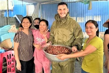 Nathan Ross Keers s’est rendu à Thai Nguyên pour distribuer des vivres et des produits de première nécessité aux habitants. Photo : vtcnews.vn 