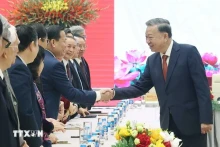 Le secrétaire général du Parti communiste du Vietnam, Tô Lâm, rencontre les intellectuels et scientifiques, à Hanoi, le 30 décembre 2024. Photo : VNA.