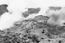 Les positions de l’ennemie sur la colline de Him Lam touchées par l’artillerie de l’armée vietnamienne étaient en feu et ces positions ont été détruites le 13 mars, jour de l’ouverture de la campagne. Photo d'archives : VNA.