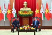 Le secrétaire général du Comité central du PCV To Lam (à droite) et le président du Burundi Évariste Ndayishimiye. Photo : VNA. 