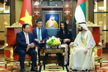 Le Premier ministre Pham Minh Chinh (à gauche) et le vice-président et Premier ministre des Émirats arabes unis (EAU), Cheikh Mohammed bin Rashid Al Maktoum. Photo : VNA.