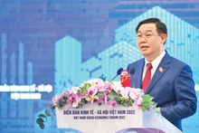 Le Président de l’AN, Vuong Dinh Huê, et les entrepreneurs. Photo : NDEL.