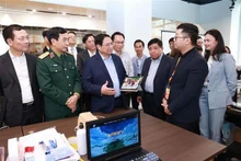 Le Premier ministre Pham Minh Chinh (au centre) se rend au Groupe de l'industrie et des télécommunications militaire (Viettel). Photo : VNA.