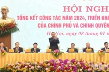 De gauche à droite : Le vice-Premier ministre vietnamien Tran Hong Ha, le président de l'Assemblee nationale vietnamienne Tran Thanh Man, le président vietnamien Luong Cuong, le secrétaire général du Parti communiste du Vietnam To Lam (debout), le Premier ministre vietnamien Pham Minh Chinh, le vice-Premier ministre permanent Nguyen Hoa Binh, le vice-Premier ministre vietnamien Le Thanh Long assistent à la conférence. Photo : NDEL.