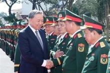 Le secrétaire général du Parti Tô Lâm avec les officiers et soldats du Corps d’armée 34, dans la province de Gia Lai, le 6 janvier. Photo : VNA.