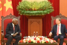 Le Secrétaire général du Parti communiste du Vietnam (PCV) Tô Lâm (droite) reçoit le Président de l'Assemblée nationale du Pouvoir populaire de Cuba, Esteban Lazo Hernandez. Photo : NDEL.