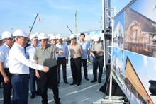 Le Premier ministre Pham Minh Chinh sur le chantier de Centre national des expositions. Photo : NDEL.