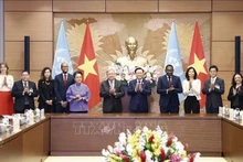 Le Président de l’Assemblée nationale du Vietnam, Vuong Dinh Huê (5e, à droite) et le Secrétaire général de l’ONU, Antonio Guterres, en visite officielle au Vietnam. Photo : VNA.