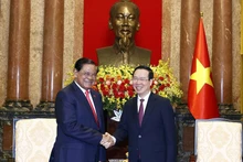 Le Président Vo Van Thuong (à droite) et le Vice-Premier ministre cambodgien et ministre de l'Intérieur, Samdech Krolahom Sar Kheng. Photo : VNA.