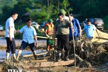 Le Premier ministre Pham Minh Chinh supervise les opérations de recherche des victimes à Làng Nu. Photo : Duong Giang/VNA.