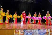 Une scène de représentation de Vietnamiens en "áo dài" traditionnels. Photo : Nguyên Thu Hà/CVN.
