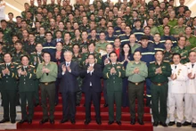 Le Premier ministre vietnamien Pham Minh Chinh (au milieu du 1er rang) avec des délégués et des forces participant au soutien du Myanmar pour surmonter les conséquences du séisme. Photo : VNA.