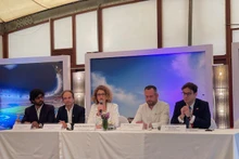 Delphine Wahl (au milieu), directrice générale de la Chambre de Commerce et d’Industrie de Normandie, et les représentants des trois entreprises normandes, lors de la rencontre tenue le 25 avril à Hanoi. Photo : Phuong Anh/VOV5.